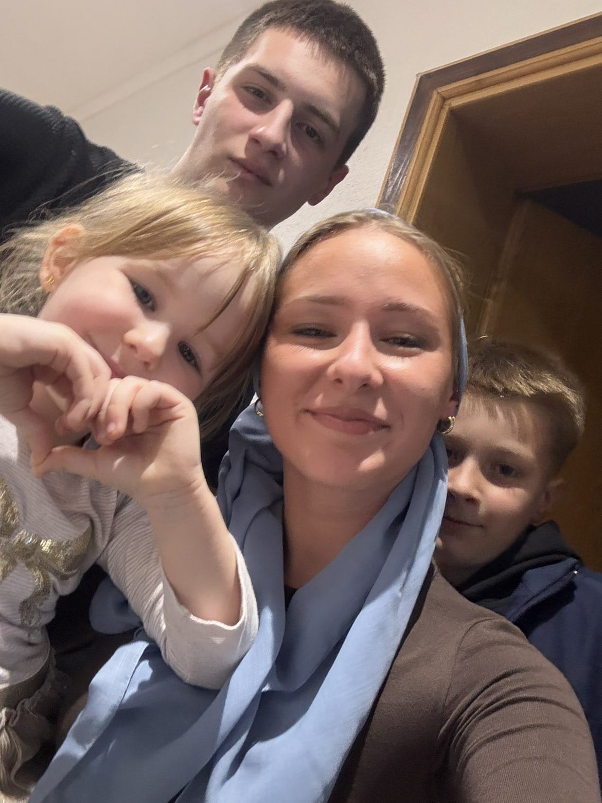 Topli zajednički selfie, svi nasmijani i blizu jedni drugima